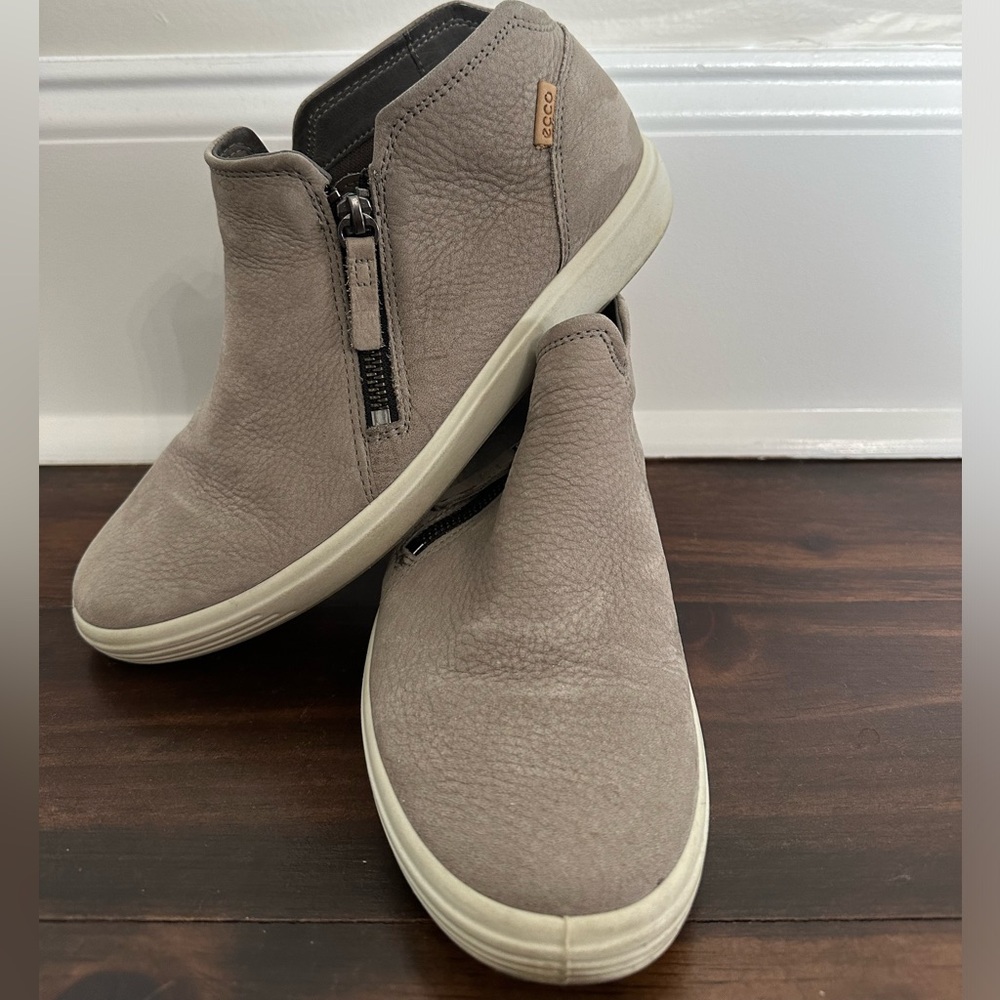 ECCO WOMEN'S SOFT 7 LOW BOOTIE size 40 or a US 9/9.5